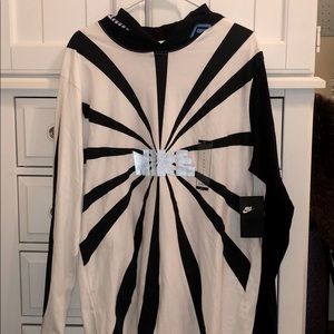 Nike- long sleeve, hooded pullover